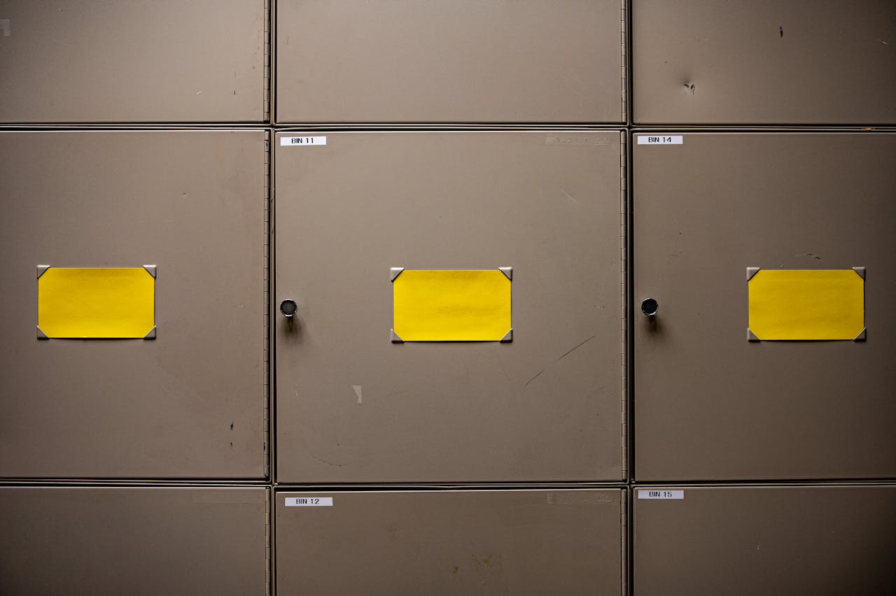 Kodudes ja kontorites tekib sageli küsimus: kas valida avatud riiul, mis kuvab kõike korraga, või metallkapp, mis sulgeb ja kaitseb sisu? Mõlemal lahendusel on 